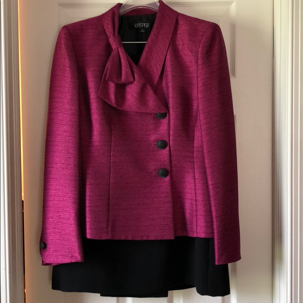 Beautiful suit in excellent condition.